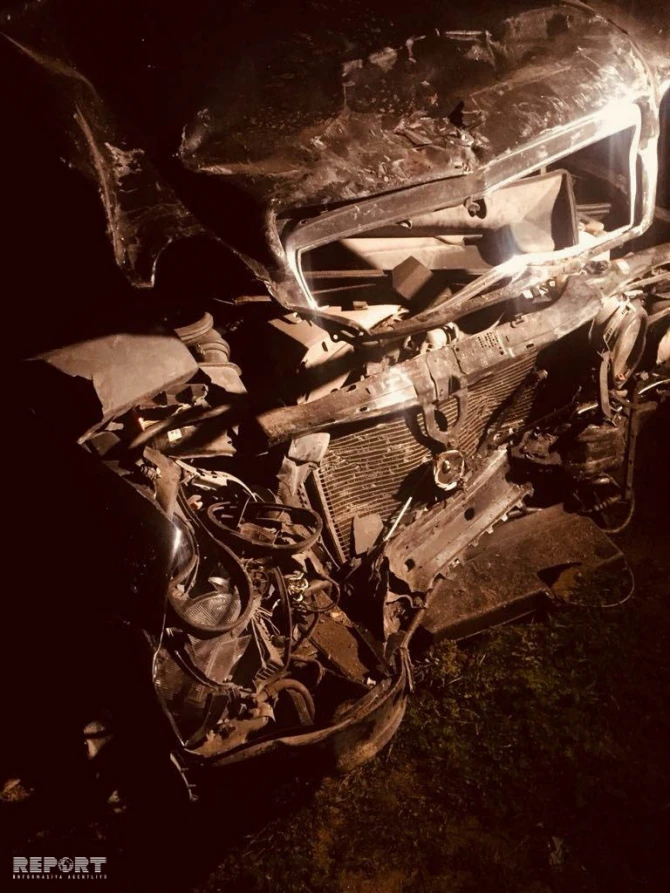 В Баку автомобиль на высокой скорости совершил аварию, есть пострадавшие (фото, видео)