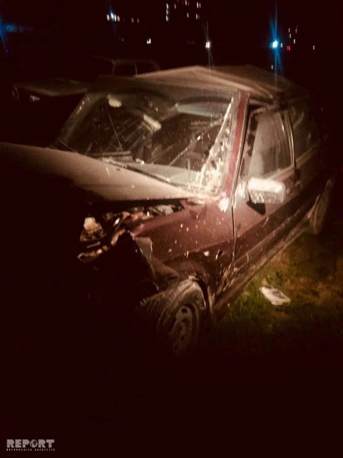 В Баку автомобиль на высокой скорости совершил аварию, есть пострадавшие (фото, видео)