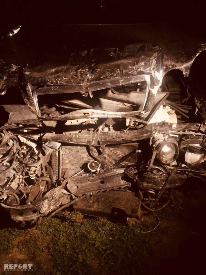В Баку автомобиль на высокой скорости совершил аварию, есть пострадавшие (фото, видео)