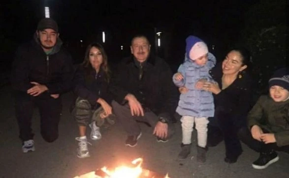 Prezident ailəsi ilə birlikdə Novruz tonqalı ətrafında - FOTO