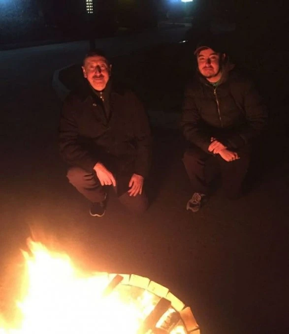Prezident ailəsi ilə birlikdə Novruz tonqalı ətrafında - FOTO