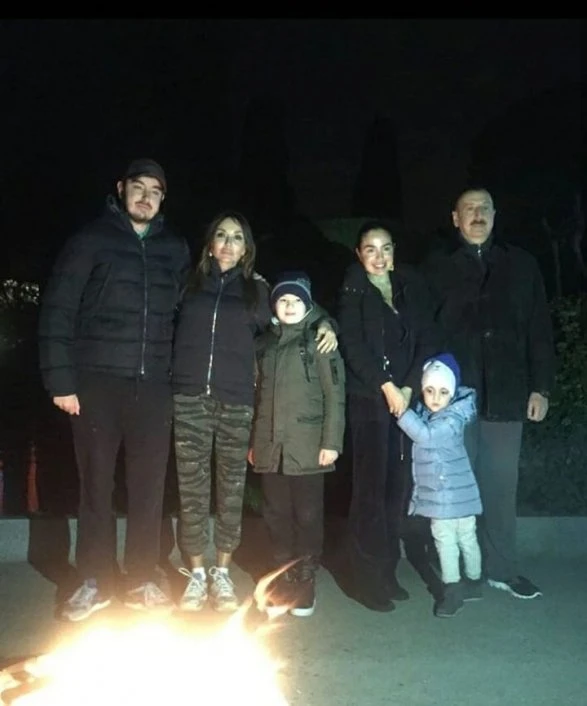 Prezident ailəsi ilə birlikdə Novruz tonqalı ətrafında - FOTO