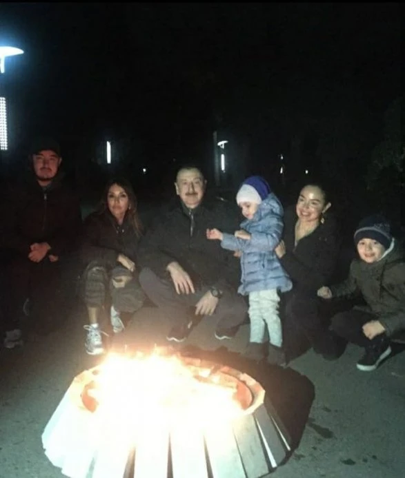 Prezident ailəsi ilə birlikdə Novruz tonqalı ətrafında - FOTO