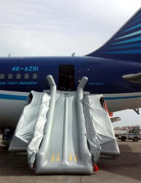 В принадлежащем AZAL самолете произошел инцидент (фото)