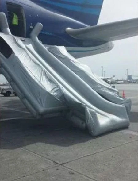 В принадлежащем AZAL самолете произошел инцидент (фото)