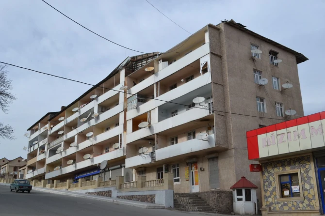 Сильный ветер оборвал линии электропередач и снес кровли домов в Дашкесанском районе