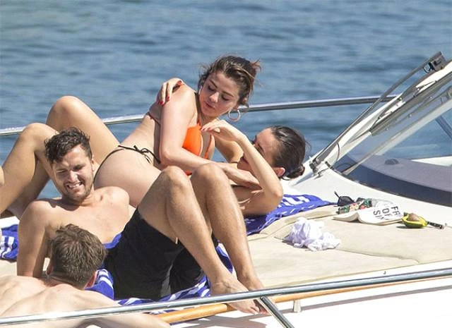 Selena həmcinsi ilə yaxtada uzanıb qucaqlaşdı (FOTO)