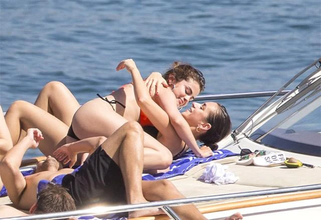Selena həmcinsi ilə yaxtada uzanıb qucaqlaşdı (FOTO)