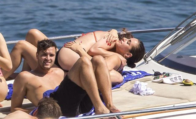 Selena həmcinsi ilə yaxtada uzanıb qucaqlaşdı (FOTO)