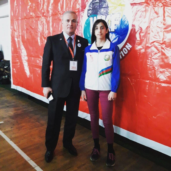 12-летняя азербайджанская каратистка стала чемпионкой, победив представительницу Армении (фото, видео)