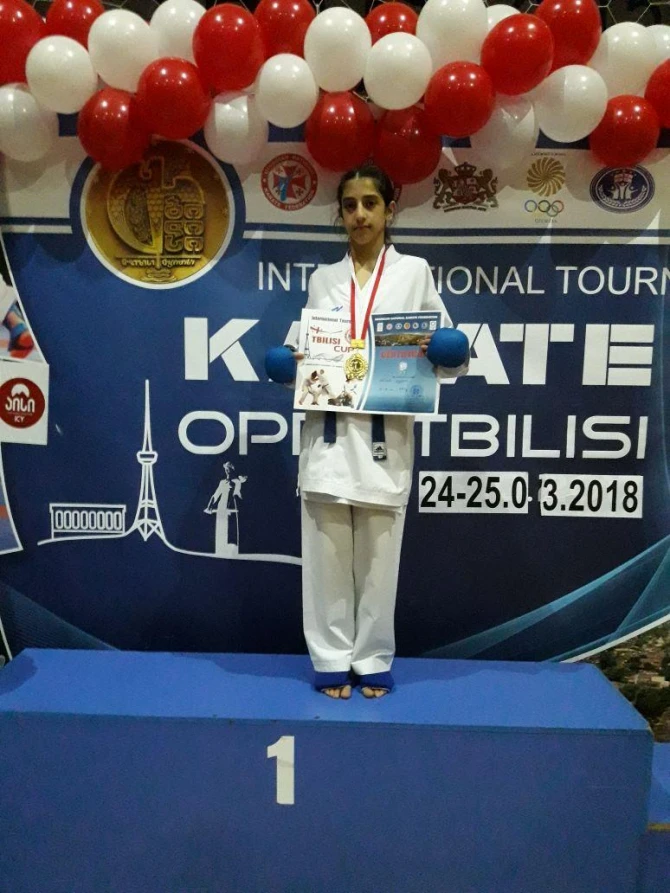 12-летняя азербайджанская каратистка стала чемпионкой, победив представительницу Армении (фото, видео)