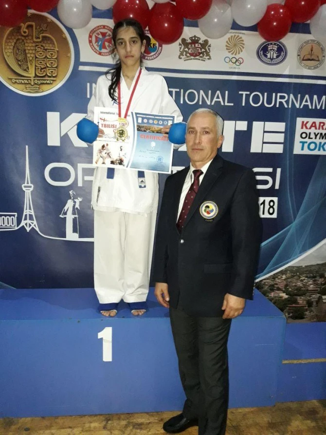 12-летняя азербайджанская каратистка стала чемпионкой, победив представительницу Армении (фото, видео)