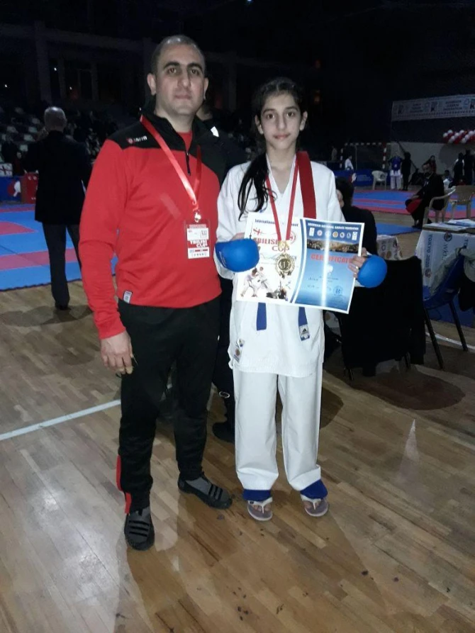 12-летняя азербайджанская каратистка стала чемпионкой, победив представительницу Армении (фото, видео)