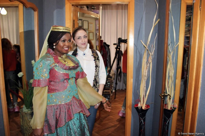Nigeriyanın televiziya ulduzları Azərbaycanın milli geyimlərində (FOTO)