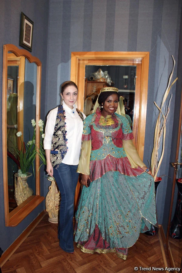 Nigeriyanın televiziya ulduzları Azərbaycanın milli geyimlərində (FOTO)