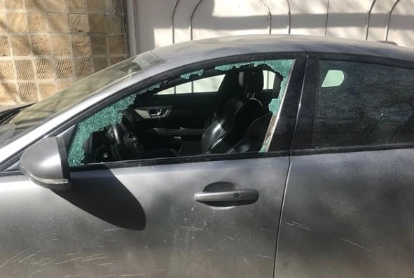ABD Malikin maşınına hücum edib, şüşələrini qırıb, pullarını oğurladılar (FOTO)