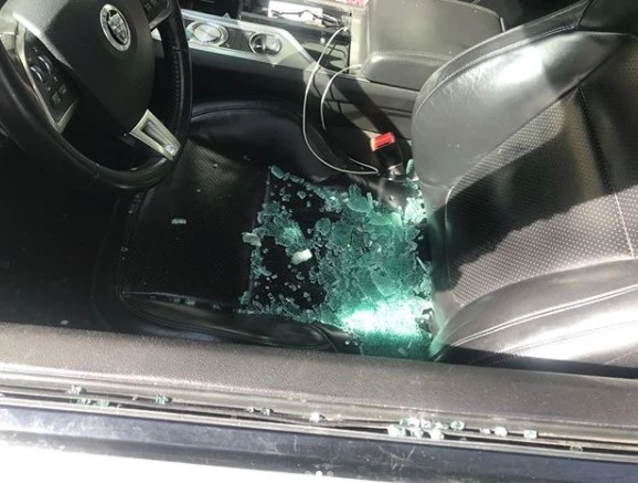 ABD Malikin maşınına hücum edib, şüşələrini qırıb, pullarını oğurladılar (FOTO)