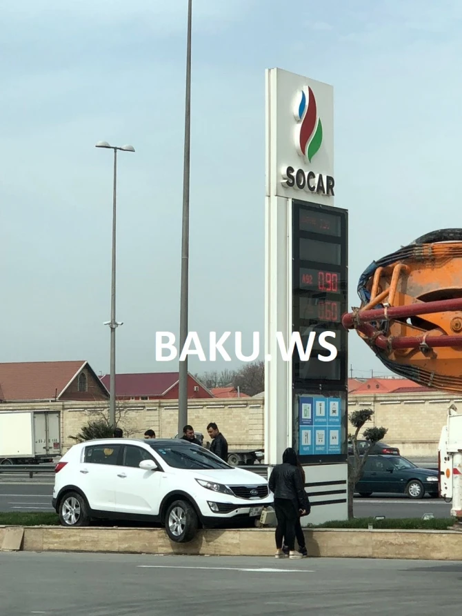В Баку женщина-водитель въехала в заправку SOCAR (фото)