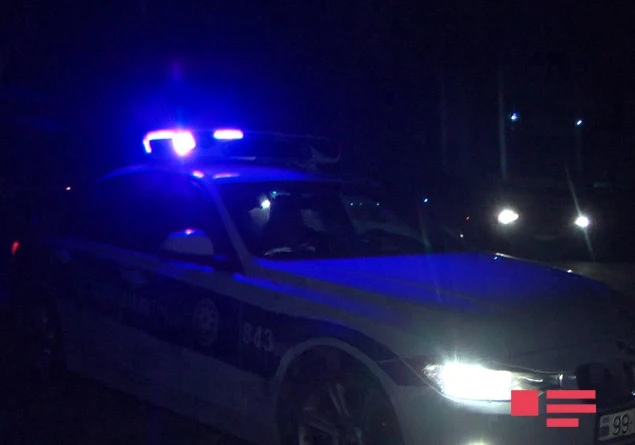 Сильный ветер в Баку перевернул три грузовика