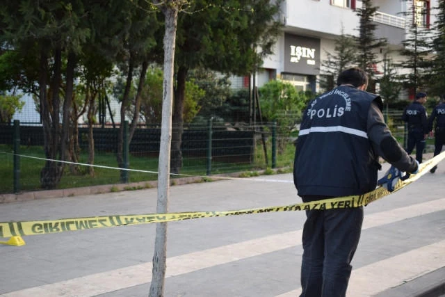 Qızını oğlanlarla tutan ata onları güllələdi – FOTO