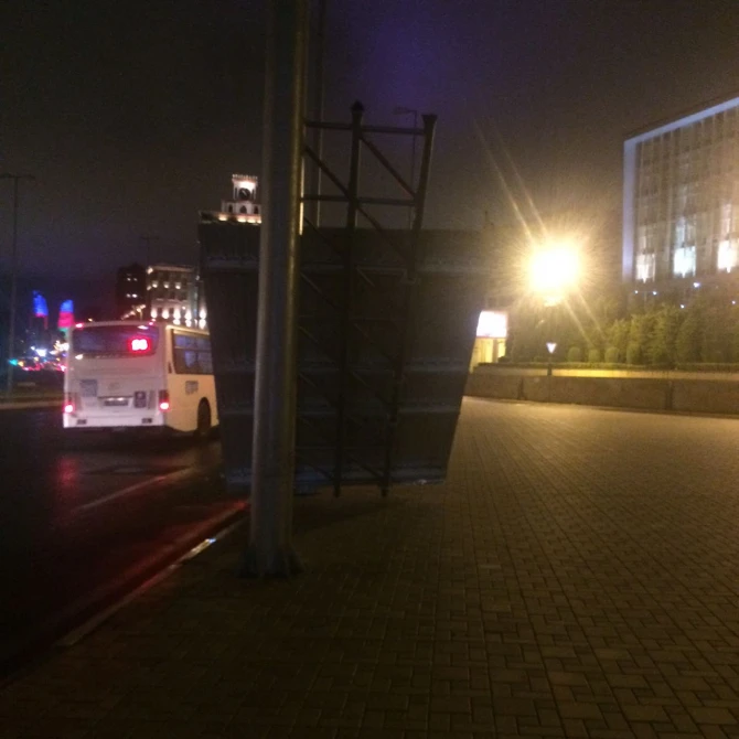 Сильный ветер в Азербайджане нанес серьезный урон дорожному хозяйству (фото)