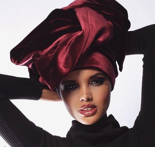 Девушка в хиджабе впервые попала на обложку Vogue (фото)