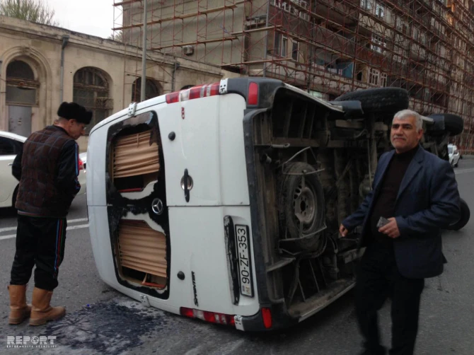 Bakıda mikroavtobusu qəza nəticəsində aşdı - xəsarət alanlar var (FOTO)