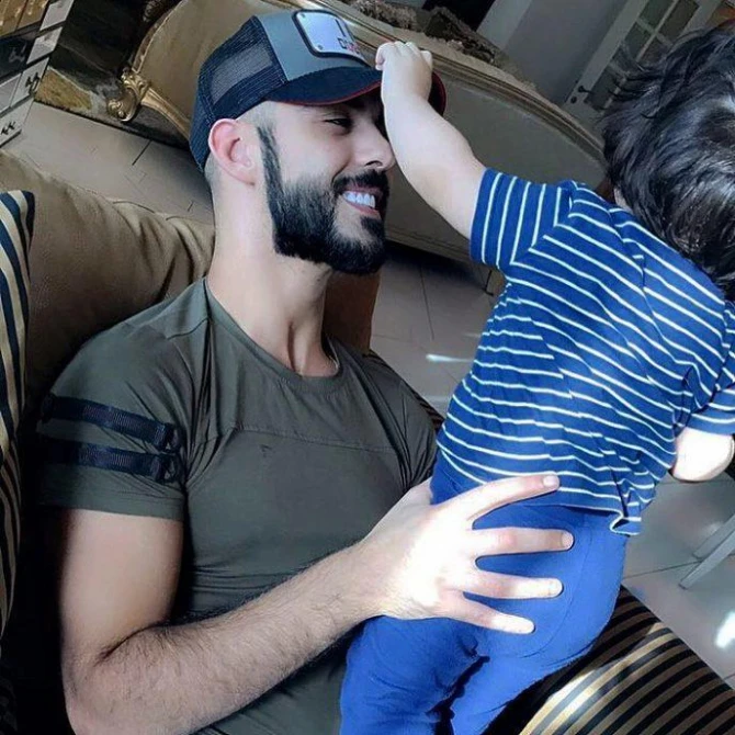 Yaraşığına görə ölkəsindən qovulan ərəb oğlan hər kəsi HEYRƏTLƏNDİRDİ (FOTO)