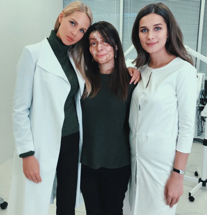 Məşhur futbolçunun model həyat yoldaşı üzü yanmış qıza, köməklik əlini uzatdı (FOTO)