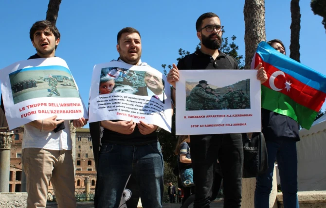 Акция протеста азербайджанской молодежи в Риме (фото)