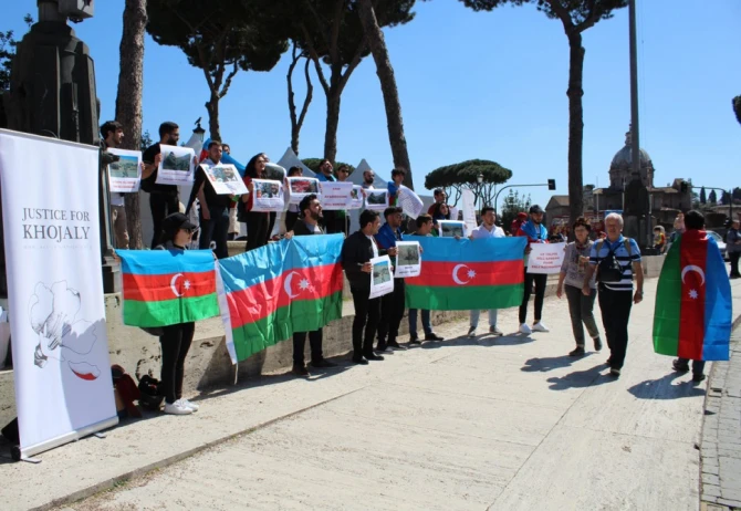 Акция протеста азербайджанской молодежи в Риме (фото)