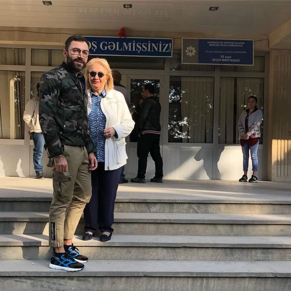 Азербайджанские знаменитости проголосовали на президентских выборах (фото)
