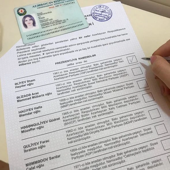Азербайджанские знаменитости проголосовали на президентских выборах (фото)