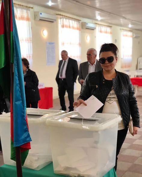 Азербайджанские знаменитости проголосовали на президентских выборах (фото)