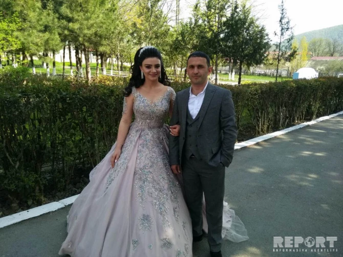 В Азербайджане жених и невеста проголосовали в день свадьбы (видео)