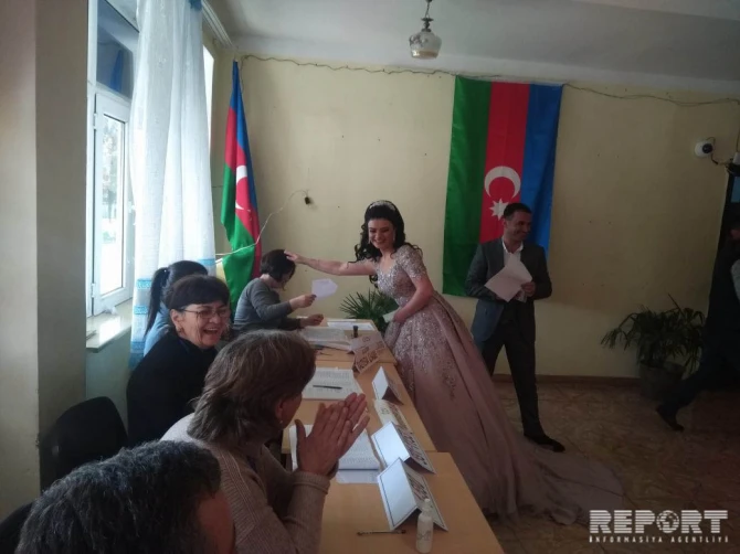 В Азербайджане жених и невеста проголосовали в день свадьбы (видео)