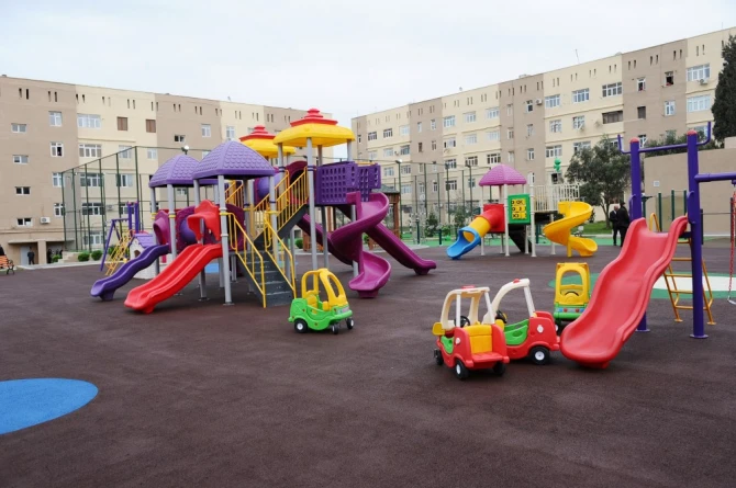 Лейла Алиева с Аминой на церемонии сдачи благоустроенного двора (фото)