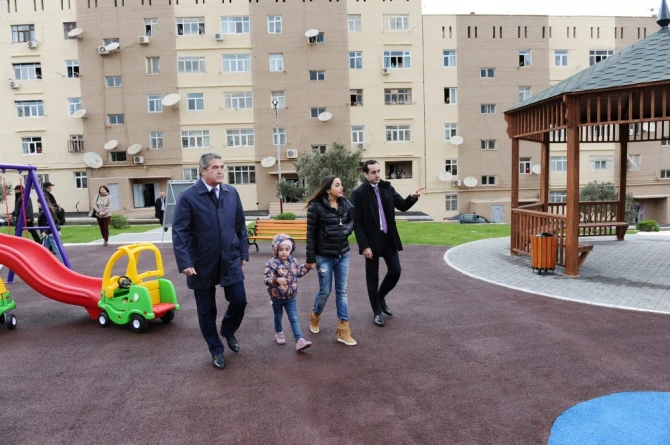 Лейла Алиева с Аминой на церемонии сдачи благоустроенного двора (фото)