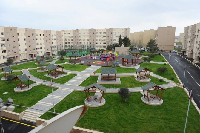 Лейла Алиева с Аминой на церемонии сдачи благоустроенного двора (фото)