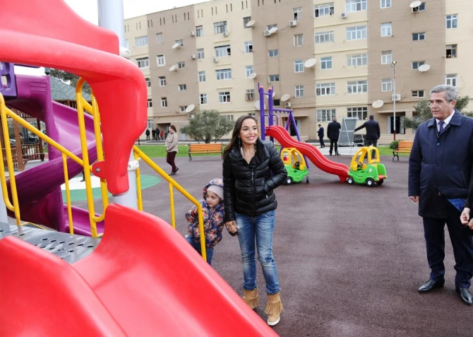 Лейла Алиева с Аминой на церемонии сдачи благоустроенного двора (фото)