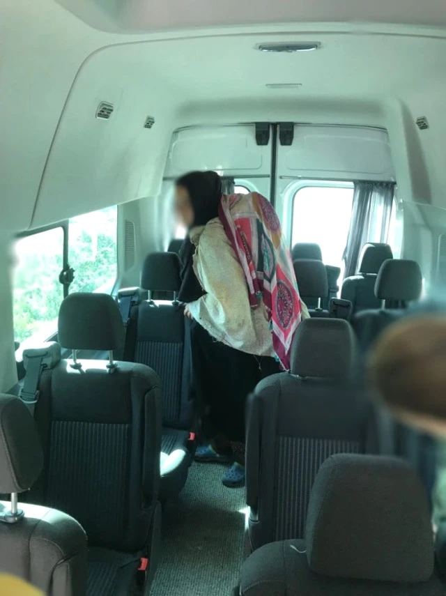 Qadın dilənçi yastıqdan körpə kimi istifadə edib vətəndaşları soydu - FOTO Qadın dilənçi yastıqdan körpə kimi istifadə edib vətəndaşları soydu - FOTO