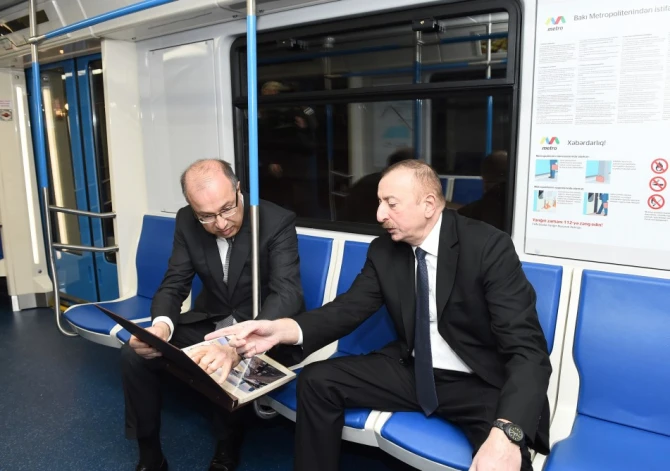 Президент Ильхам Алиев в Бакинском метрополитене (фото)