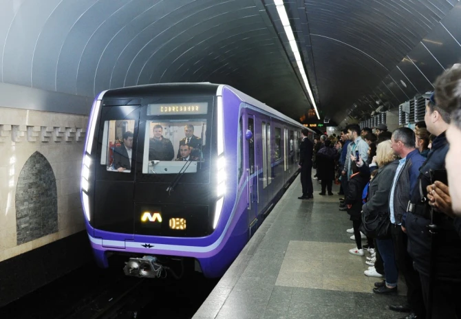 Президент Ильхам Алиев в Бакинском метрополитене (фото)