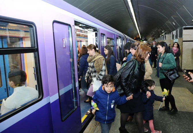 Президент Ильхам Алиев в Бакинском метрополитене (фото)
