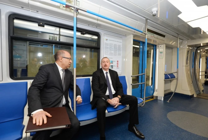 Президент Ильхам Алиев в Бакинском метрополитене (фото)