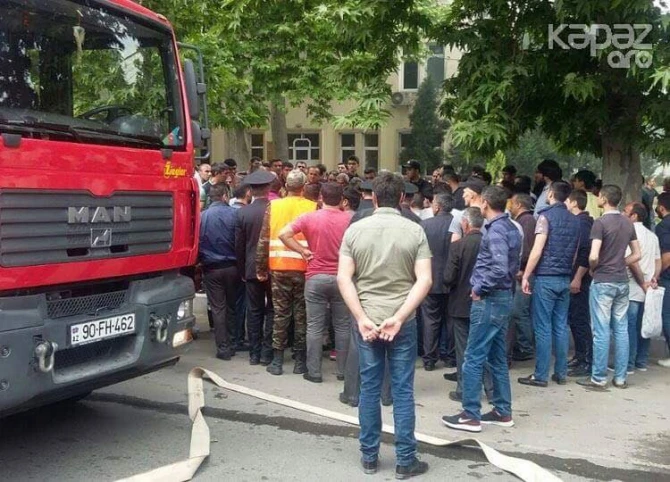 В Гяндже горит жилое здание, двое сотрудников МЧС тяжело пострадали (фото)