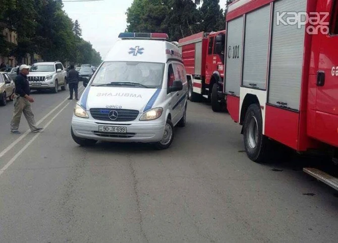 В Гяндже горит жилое здание, двое сотрудников МЧС тяжело пострадали (фото) В Гяндже горит жилое здание, двое сотрудников МЧС тяжело пострадали (фото)