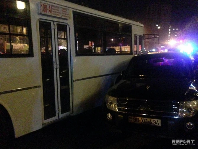 В Баку автобус протаранил автомобили, водитель сбежал с места ДТП (фото)