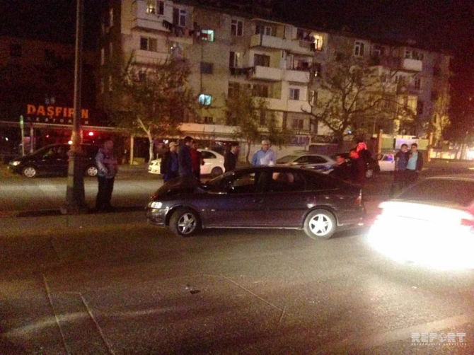 В Баку автобус протаранил автомобили, водитель сбежал с места ДТП (фото)