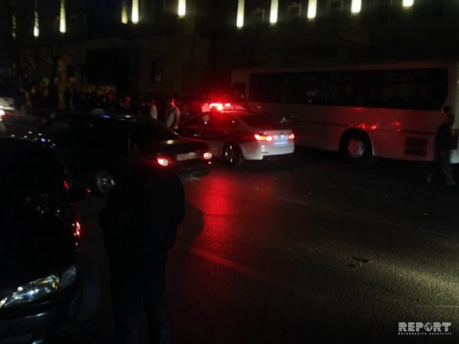 В Баку автобус протаранил автомобили, водитель сбежал с места ДТП (фото)